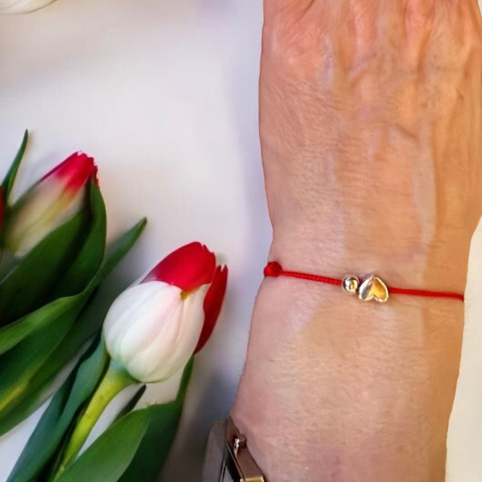 Liebe ist wie Alchemie. Sie beginnt als Funke,formt sich zu einer Einheit und wächst über die Zeit. Wie Silber, das mit Berührung glänzt, entfaltet auch die Liebe ihre
wahre Schönheit rein, beständig und ewig.