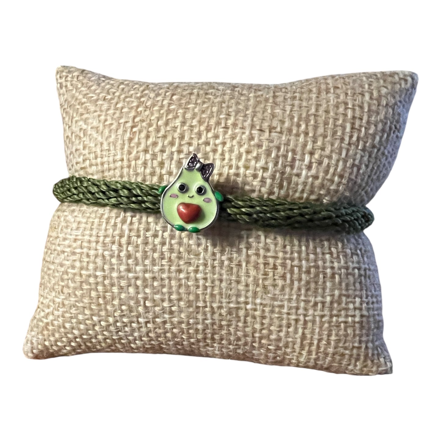 Das Herz ist der Kern unseres Lebens – es steht für Liebe, Wachstum und tiefe Verbundenheit. Dieses liebevoll gestaltete Armband mit einem süßen Avocado-Anhänger erinnert dich daran, was wirklich zählt: die Menschen und Momente, die dein Herz berühren.