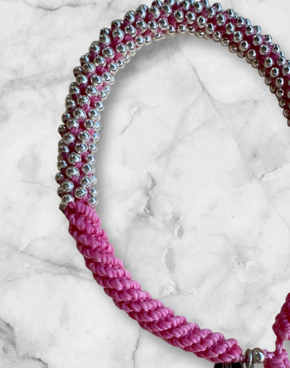 Zyklus der Zeit 240 – Armband mit 240 Silberperlen und kräftigem Magenta-Makramee. Für Frauen, die ihre Energie leben, ohne sich zu entschuldigen.