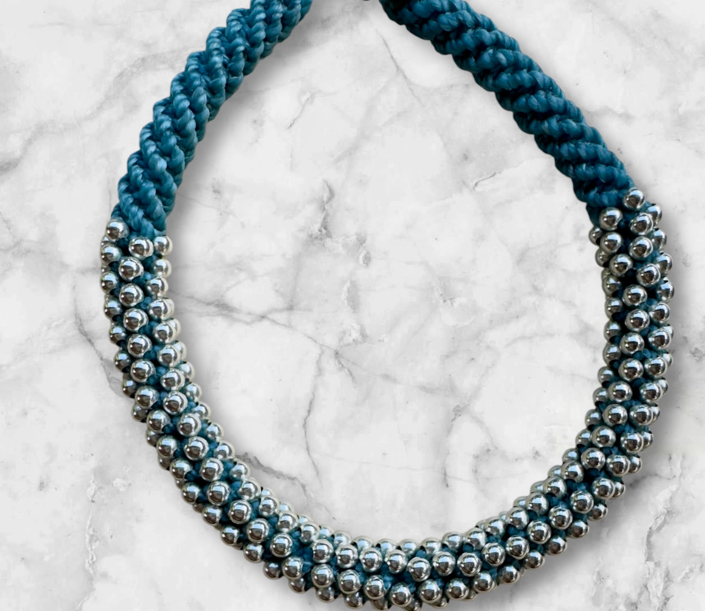 Zyklus der Zeit 240 – Handgefertigtes Armband in kraftvollem Tiefblau mit 240 Silberperlen. Für alle, die der Tiefe des Lebens vertrauen.