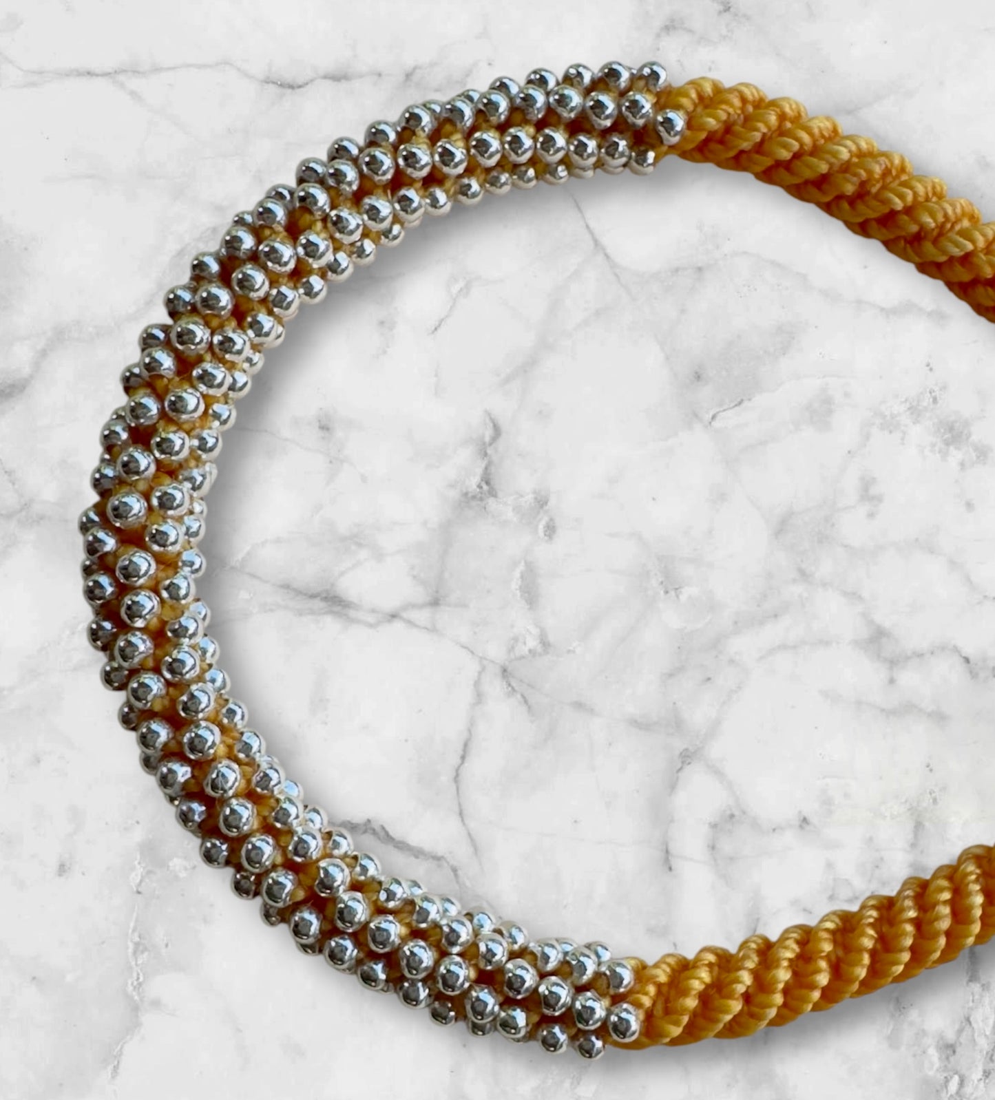 Handgefertigtes Makramee-Armband Zyklus der Zeit 240 mit honiggoldenem Band und 240 Silberperlen – inspiriert vom Rhythmus des Lebens und Sonnenlicht