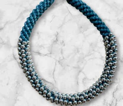 Zyklus der Zeit 240 – Handgefertigtes Armband in kraftvollem Tiefblau mit 240 Silberperlen. Für alle, die der Tiefe des Lebens vertrauen.