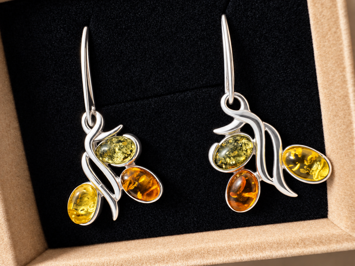 Detailansicht der baltischen Bernstein Ohrringe Lichtspiel aus 925 Sterling Silber in Geschenkbox