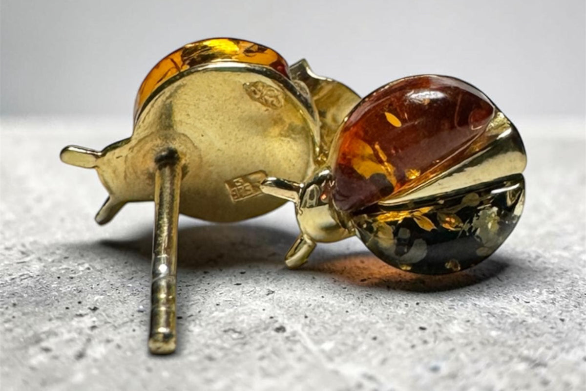 Detailansicht der Bernstein Marienkäfer Ohrringe aus 925 Sterling Silber mit 24k Vergoldung