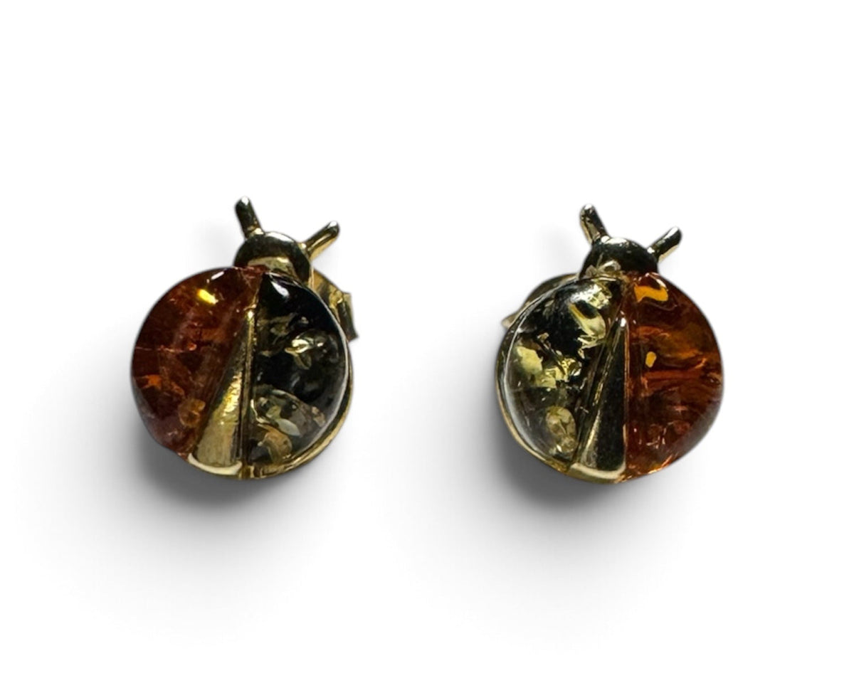 Detailansicht der Bernstein Marienkäfer Ohrstecker aus vergoldetem 925 Sterling Silber
