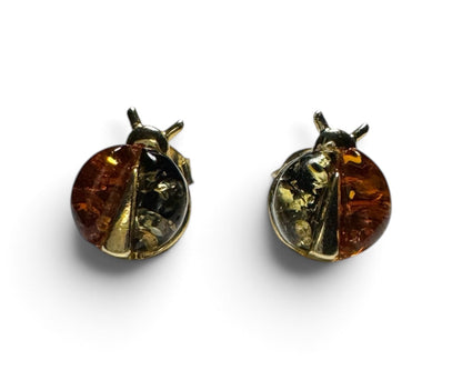 Detailansicht der Bernstein Marienkäfer Ohrstecker aus vergoldetem 925 Sterling Silber