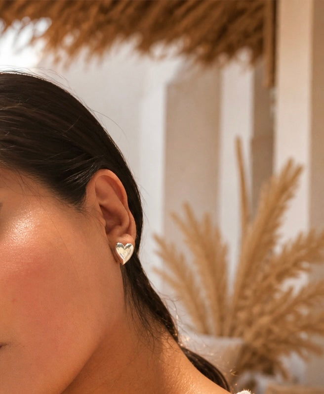 Herz Ohrstecker 925 Silber getragen von Frau – elegante minimalistische Damen Ohrringe mit gewölbtem Herzdesign