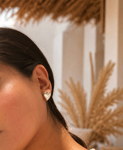 Herz Ohrstecker 925 Silber getragen von Frau – elegante minimalistische Damen Ohrringe mit gewölbtem Herzdesign