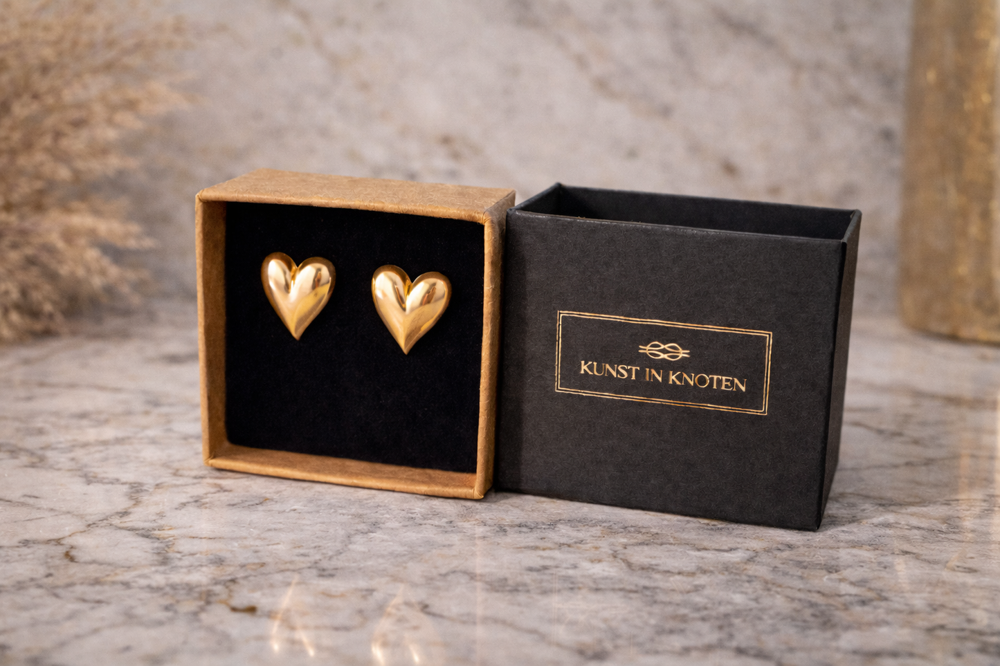 Herz Ohrstecker gold vergoldet in Schmuckbox – elegante Damen Ohrringe mit gewölbtem Design