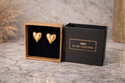 Herz Ohrstecker gold vergoldet in Schmuckbox – elegante Damen Ohrringe mit gewölbtem Design