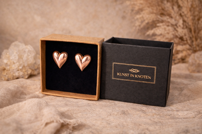 Herz Ohrstecker roségold vergoldet in Schmuckbox – feminine elegante Damen Ohrringe mit gewölbter Form