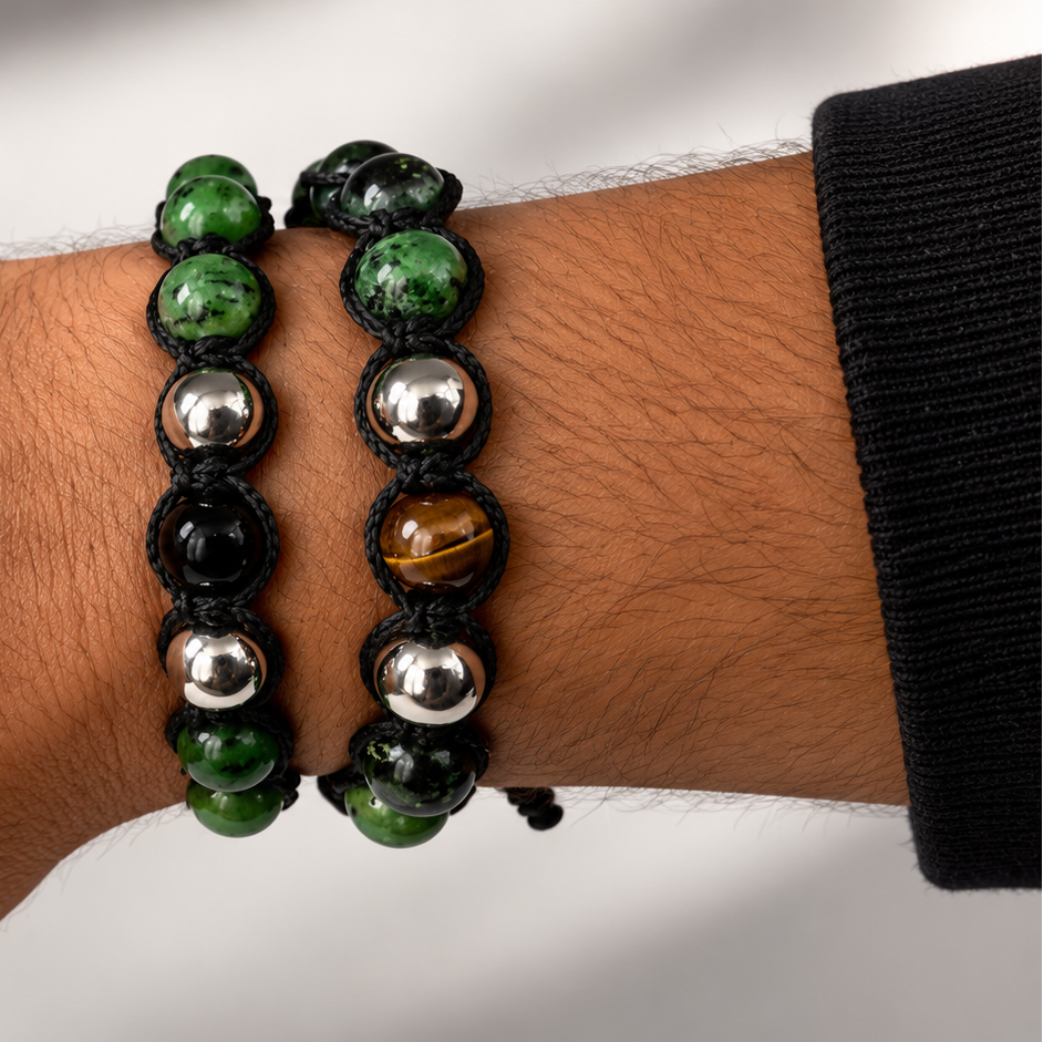 Zwei NEXO ANYOLIT Armbänder am Handgelenk mit grünem Rubin-Zoisit, Silberperlen und schwarzem Makramee: links mit schwarzem Turmalin, rechts mit Tigerauge.